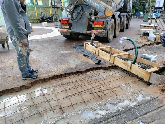 יציקת בטון לעמדת חניה