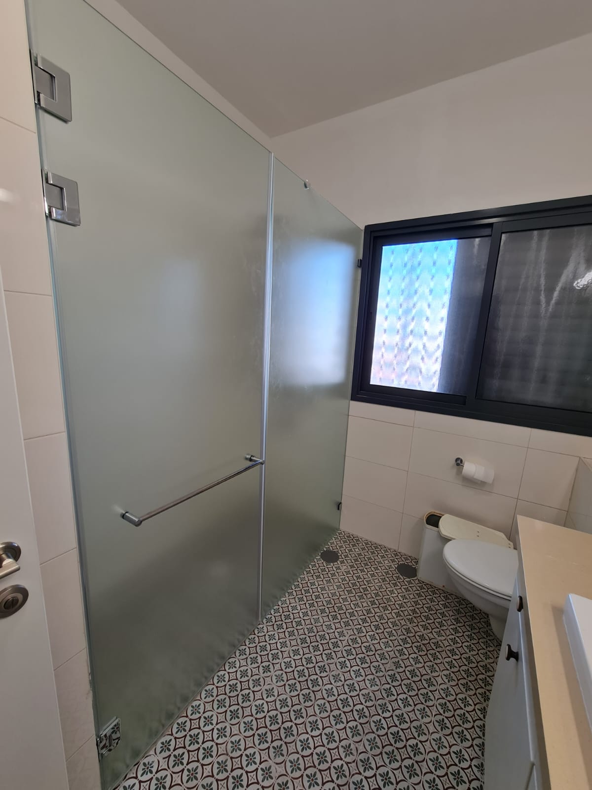 זכוכיות ומקלחונים