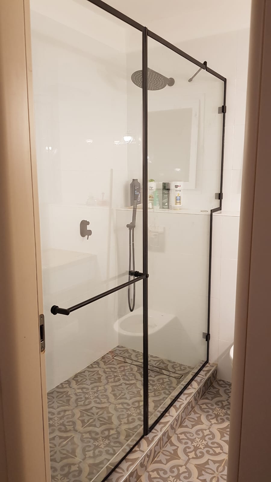 זכוכיות ומקלחונים