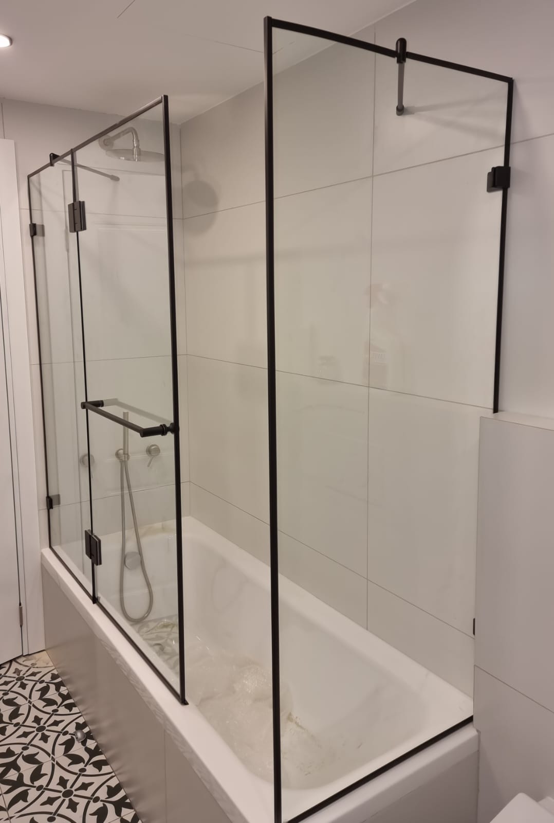 זכוכיות ומקלחונים