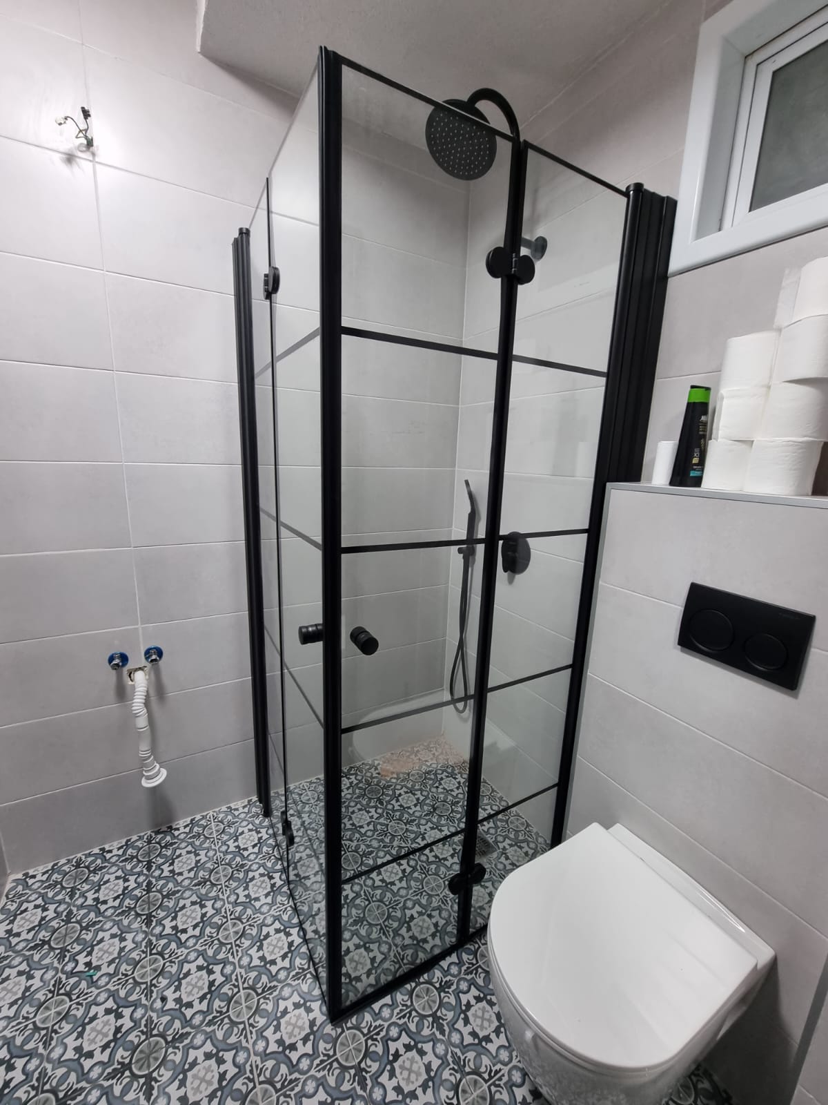 זכוכיות ומקלחונים