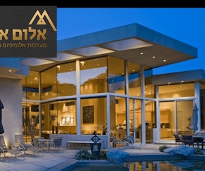 צילום מעבודה של אלום אגוד