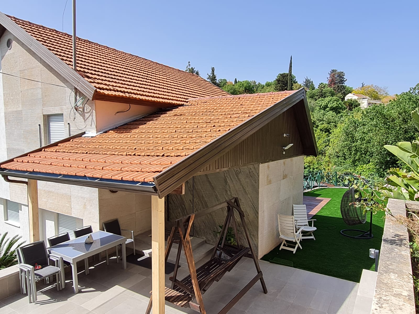 ביטון רוכבים בגג רעפים