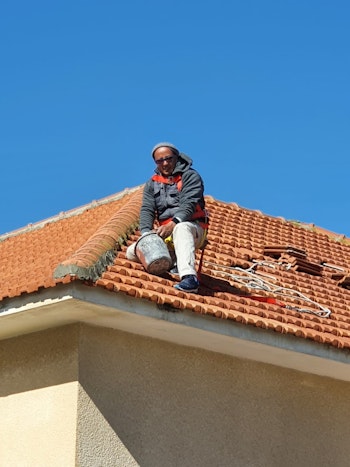 ביטון רוכבים בגג רעפים