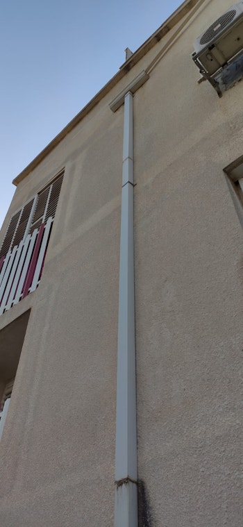 התקנה וניקוי מרזבים