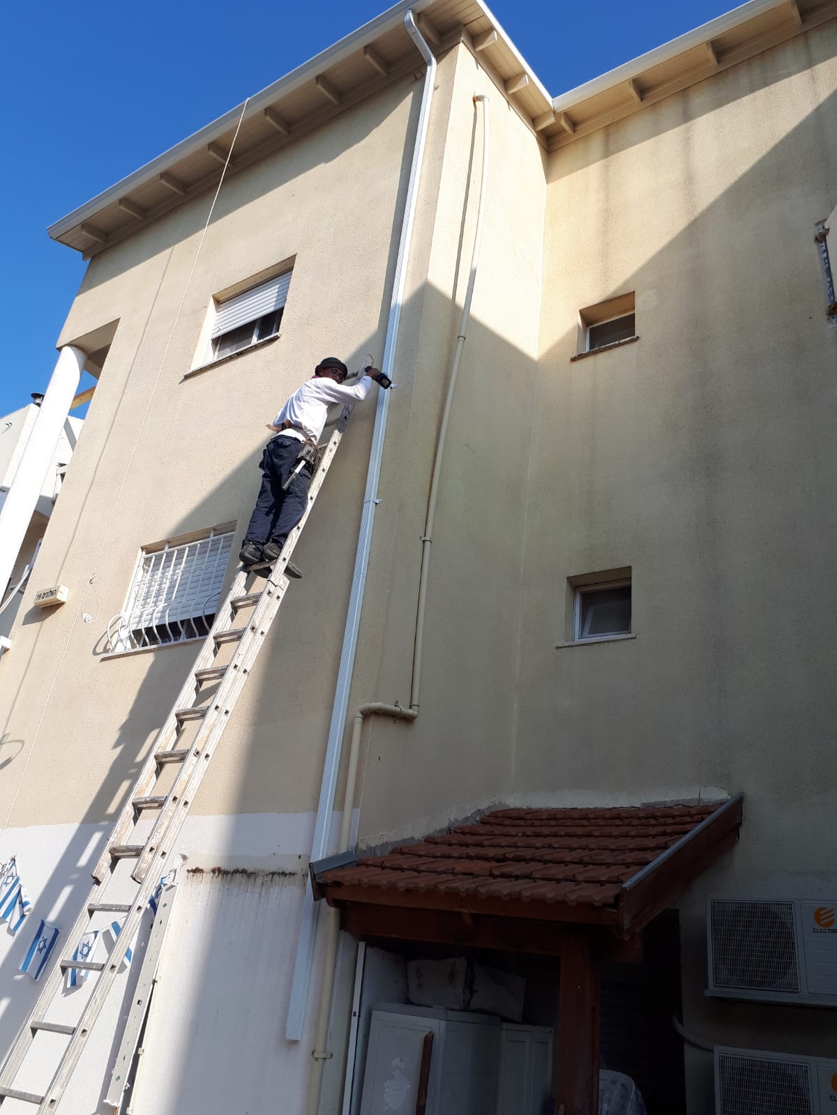 התקנה וניקוי מרזבים