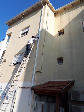 התקנה וניקוי מרזבים