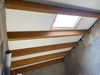 התקנת קורות חשופות בגג הבית