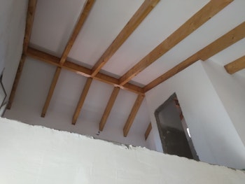 התקנת קורות חשופות בגג הבית