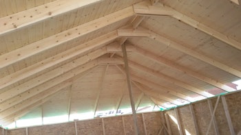 התקנת קורות חשופות בגג הבית