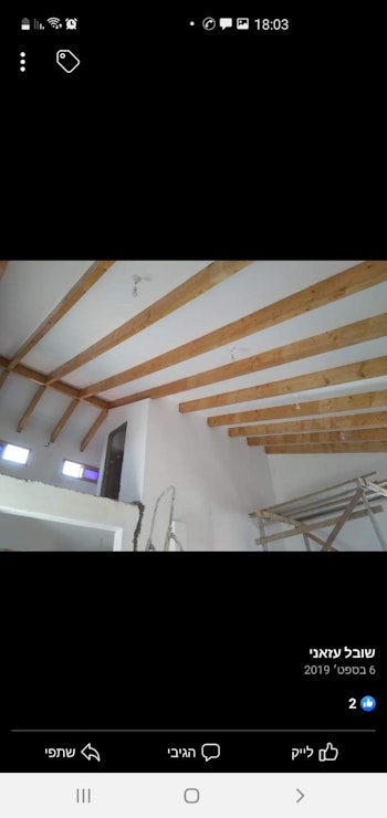 התקנת קורות חשופות בגג הבית