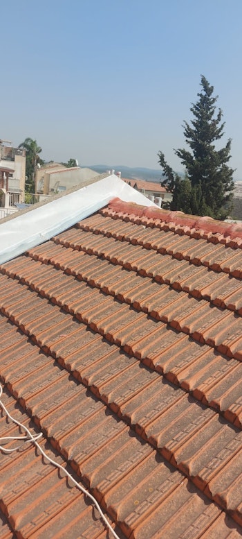 חיפוי גיבלים בפח למניעת חדירת מים