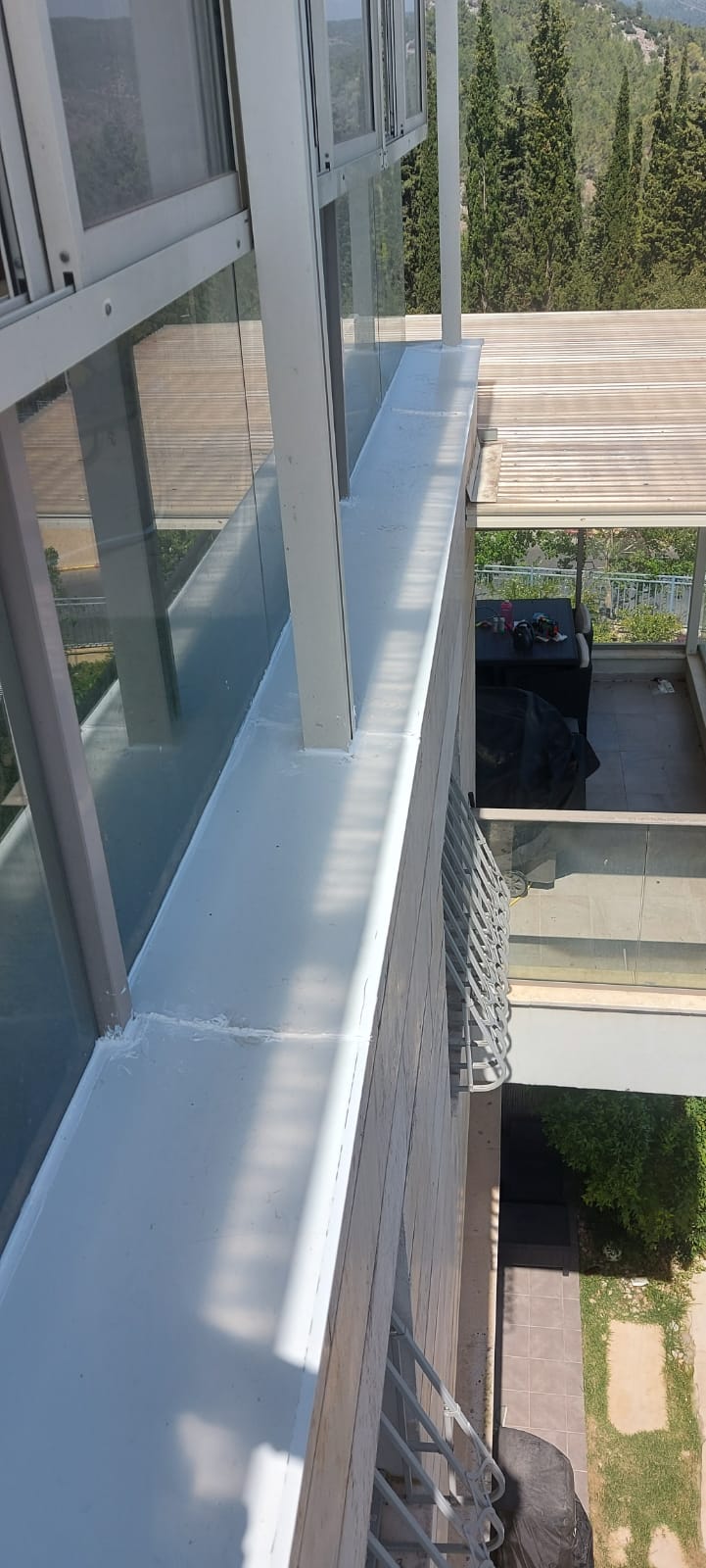 חיפוי גיבלים בפח למניעת חדירת מים