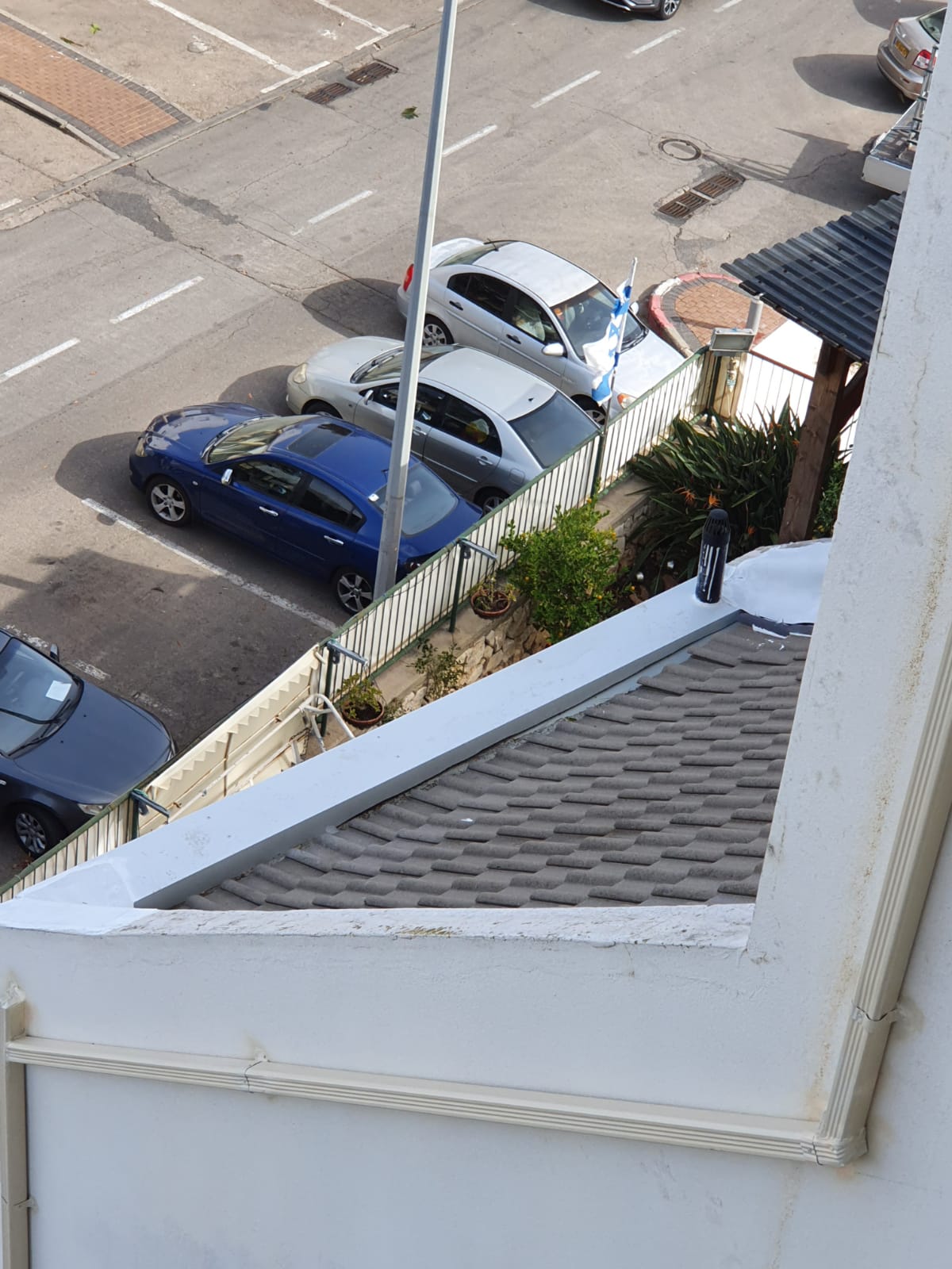 חיפוי גיבלים בפח למניעת חדירת מים