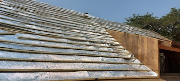 התקנת בידוד בגג רעפים