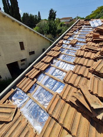 התקנת בידוד בגג רעפים