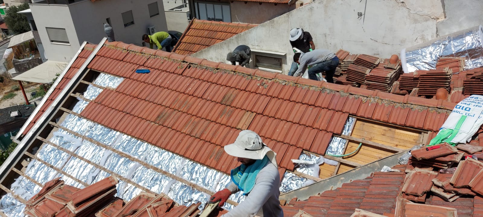 התקנת בידוד בגג רעפים