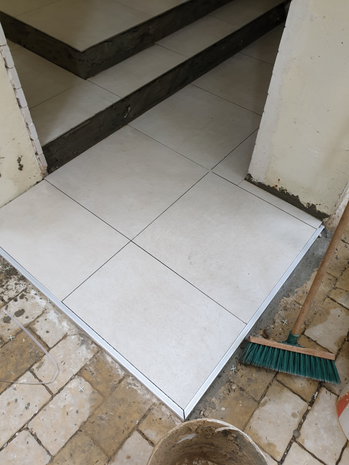 שיפוץ בניין פנים וחוץ בחיפה