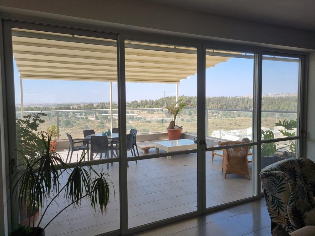 מפתחים גדולים דלתות הזזה סלון