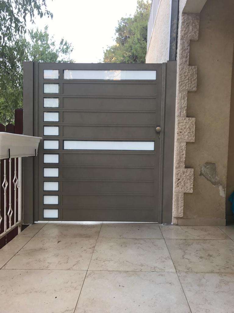 פרגולות שערים וגדרות אלומיניום