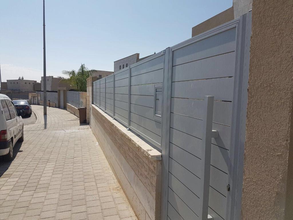 פרגולות שערים וגדרות אלומיניום