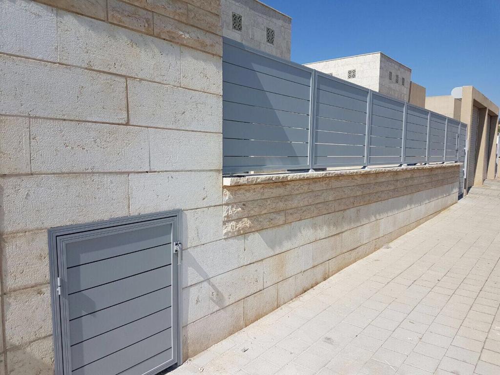 פרגולות שערים וגדרות אלומיניום