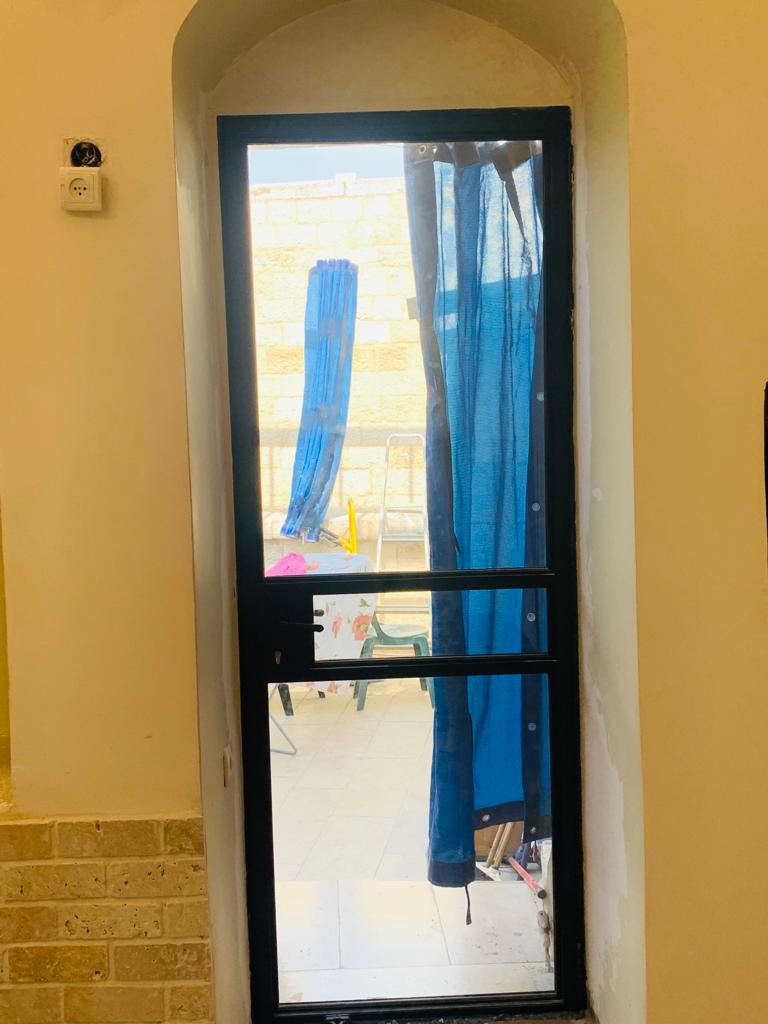 דלתות כניסה