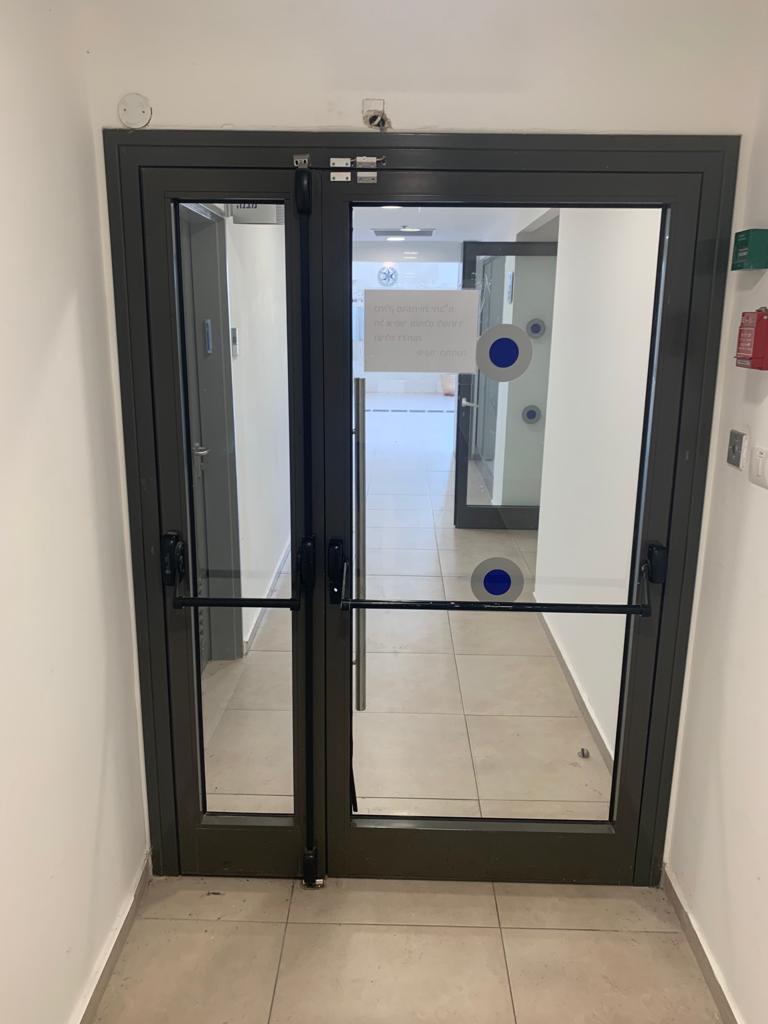 דלתות כניסה