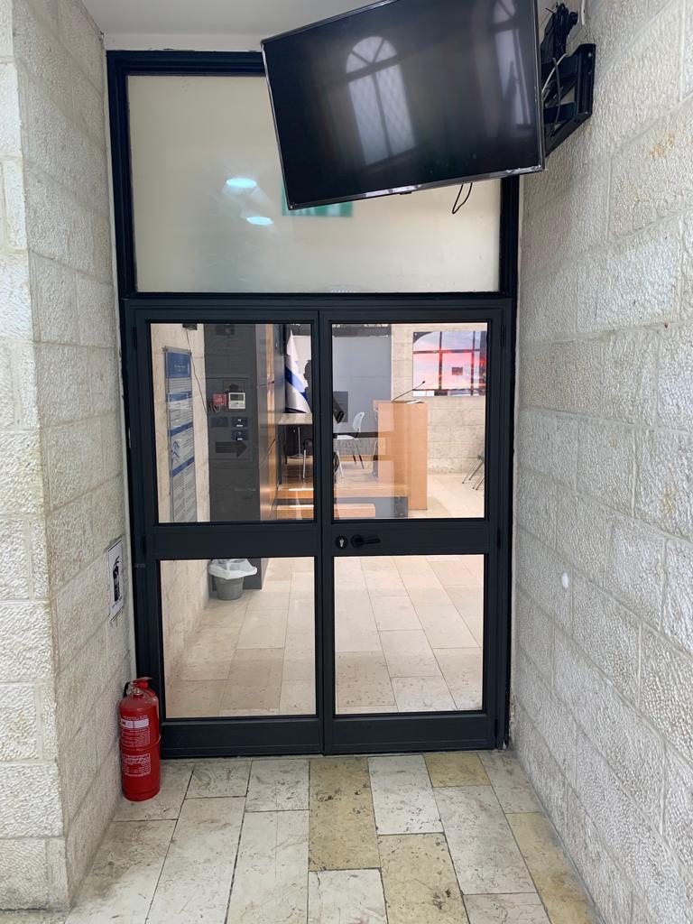 דלתות כניסה