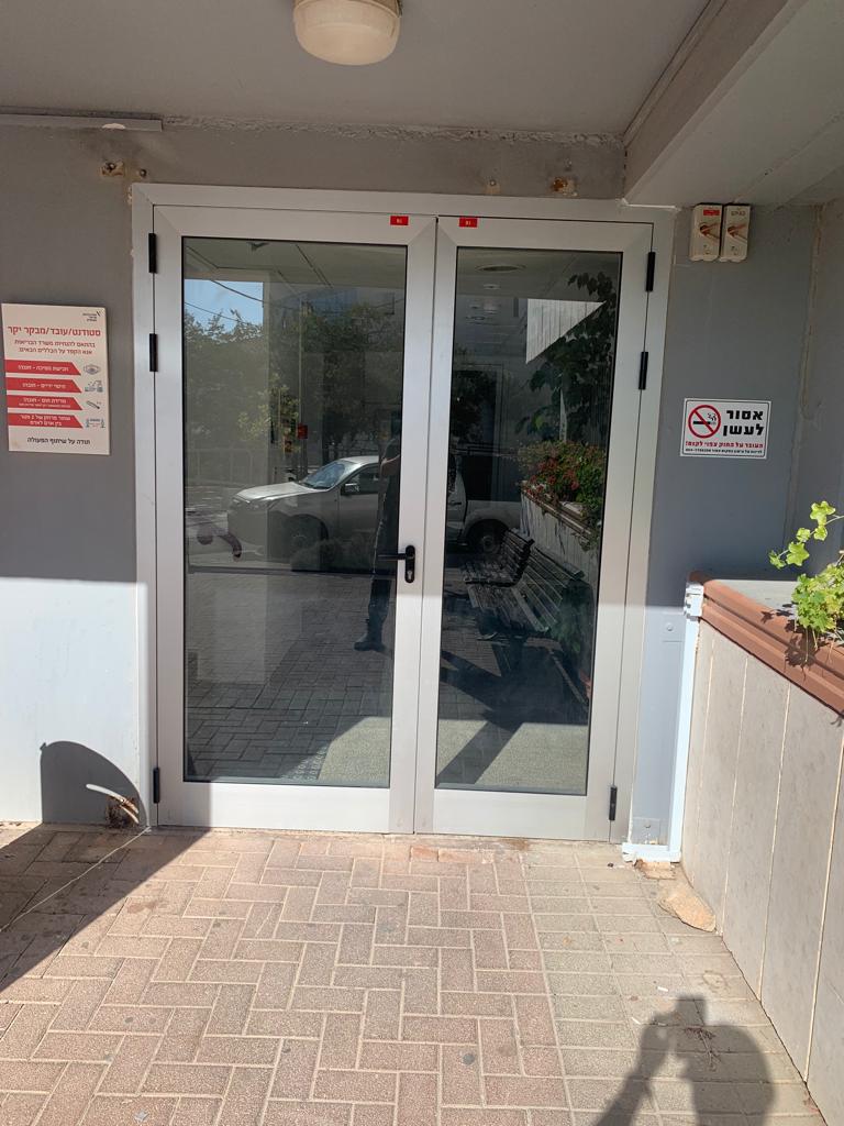 דלתות כניסה