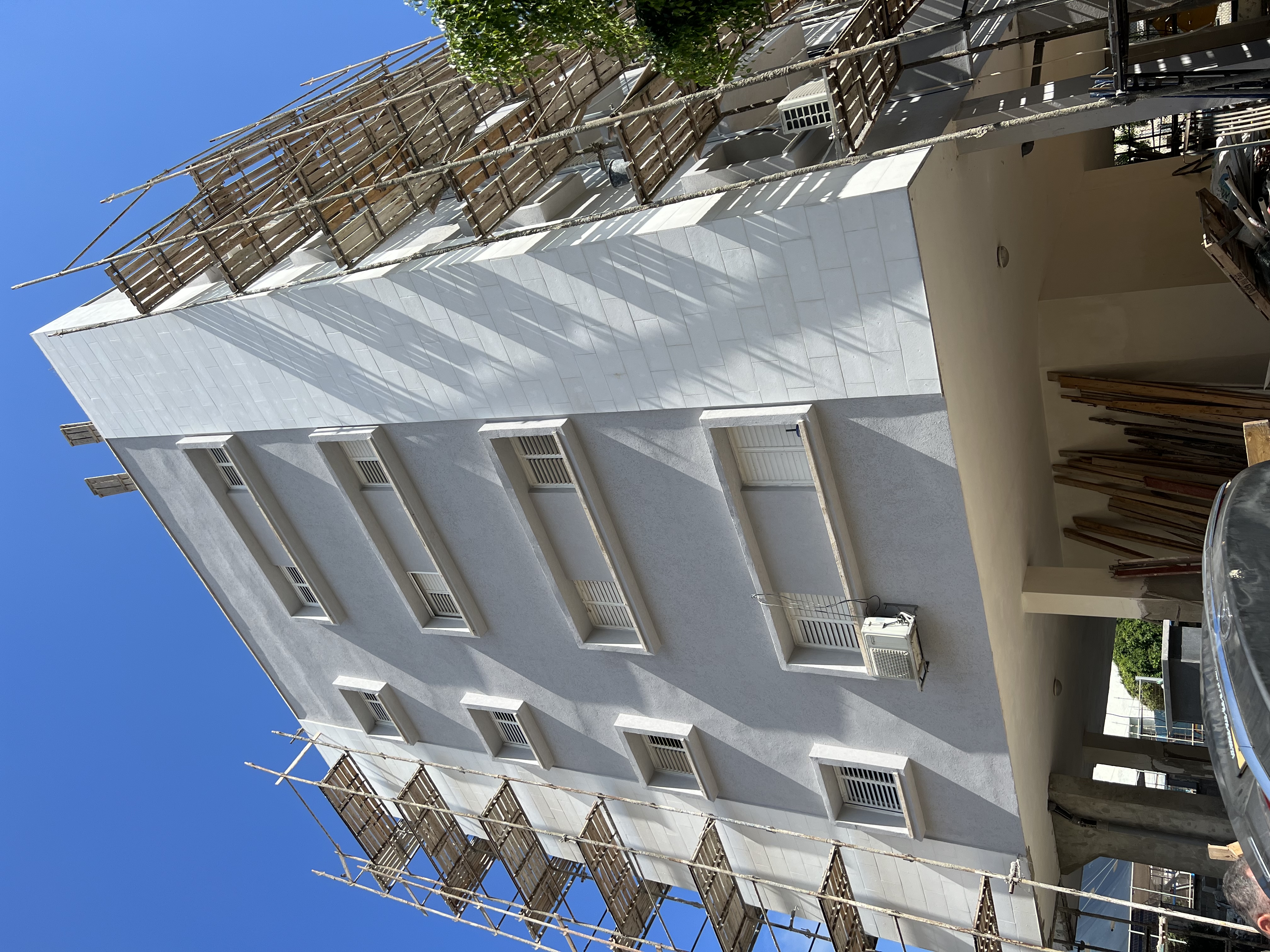 שיפוץ, שיקום וחידוש בניין ישן עם בניית מרפסות