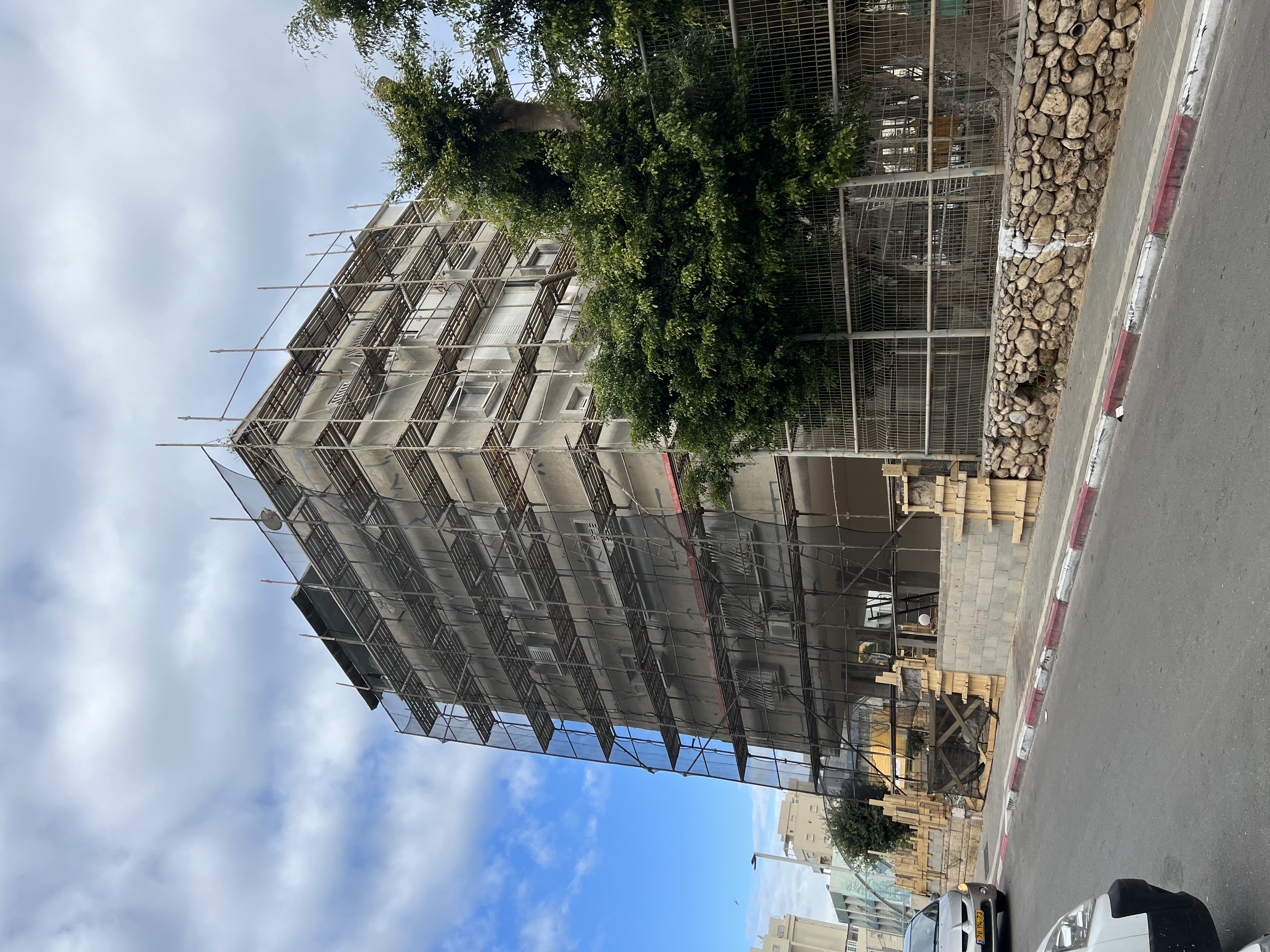 שיפוץ, שיקום וחידוש בניין ישן עם בניית מרפסות