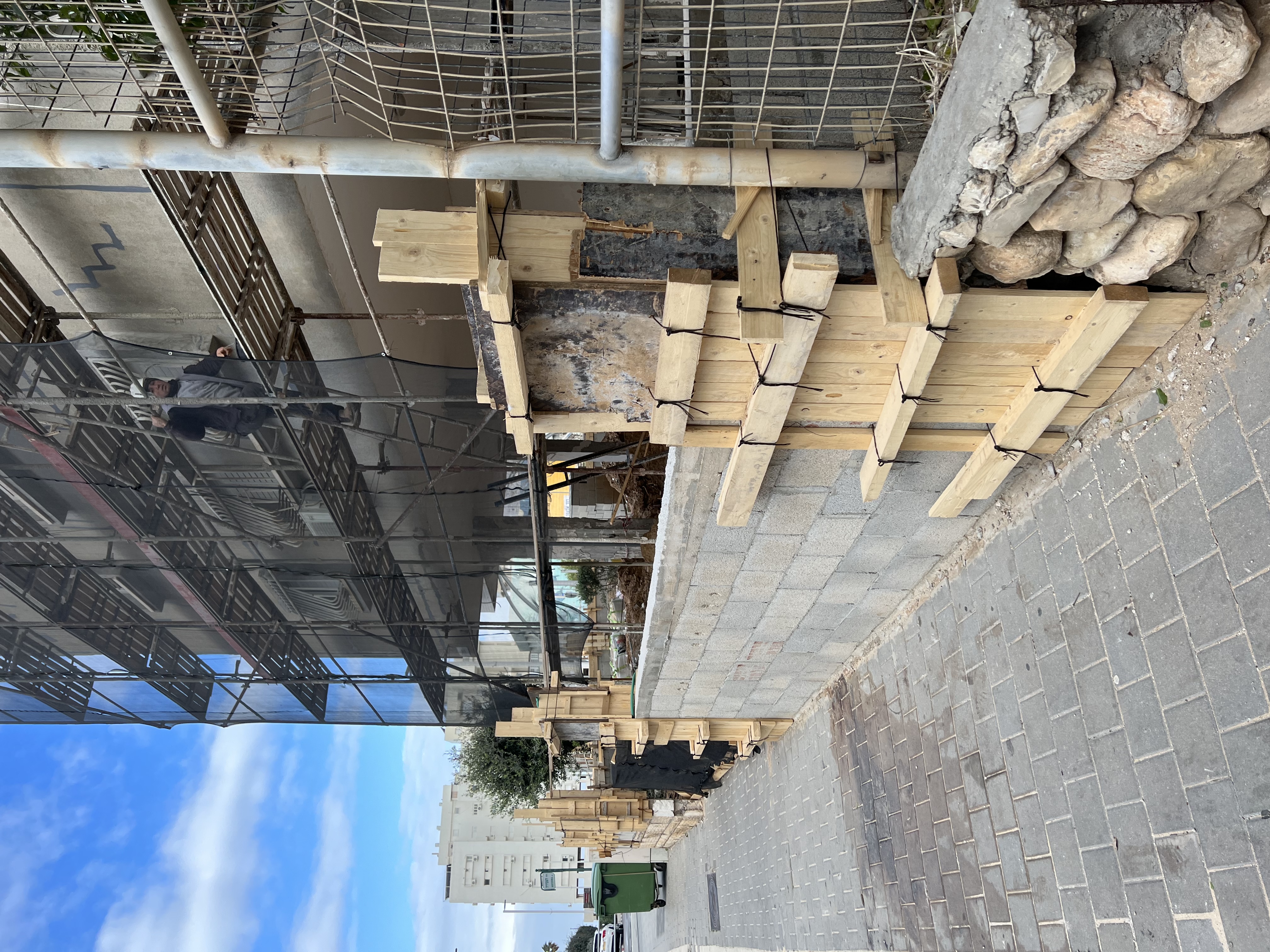 שיפוץ, שיקום וחידוש בניין ישן עם בניית מרפסות