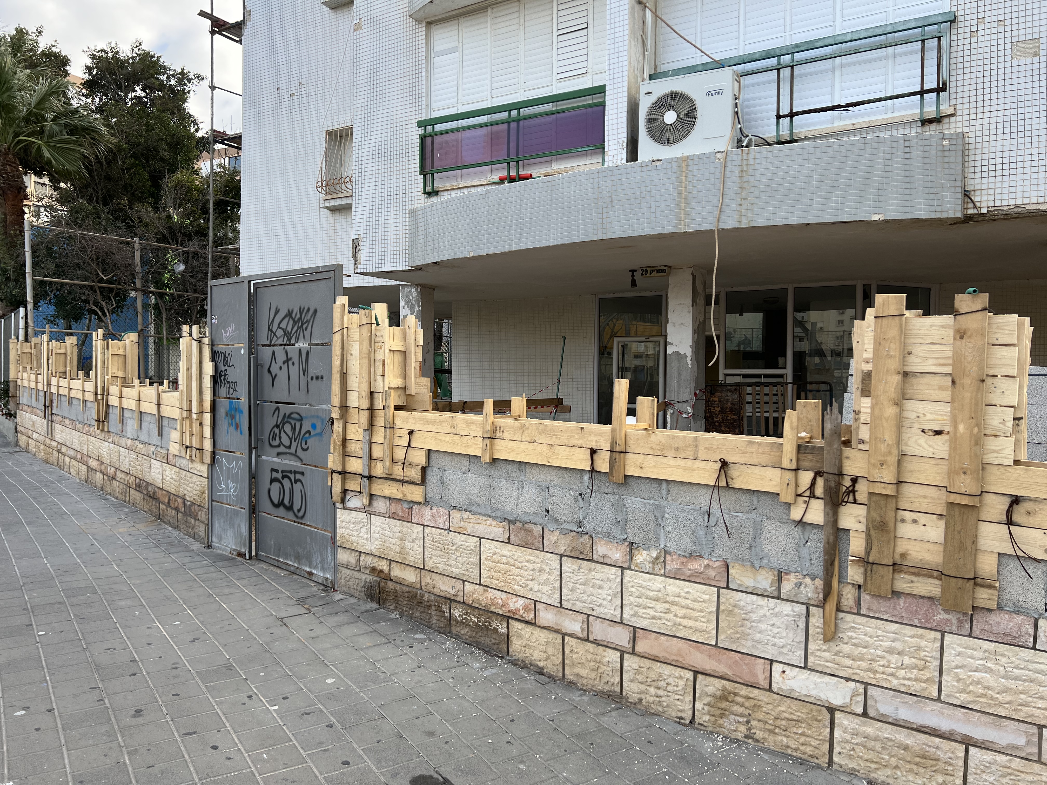 שיפוץ, שיקום וחידוש בניין ישן עם בניית מרפסות