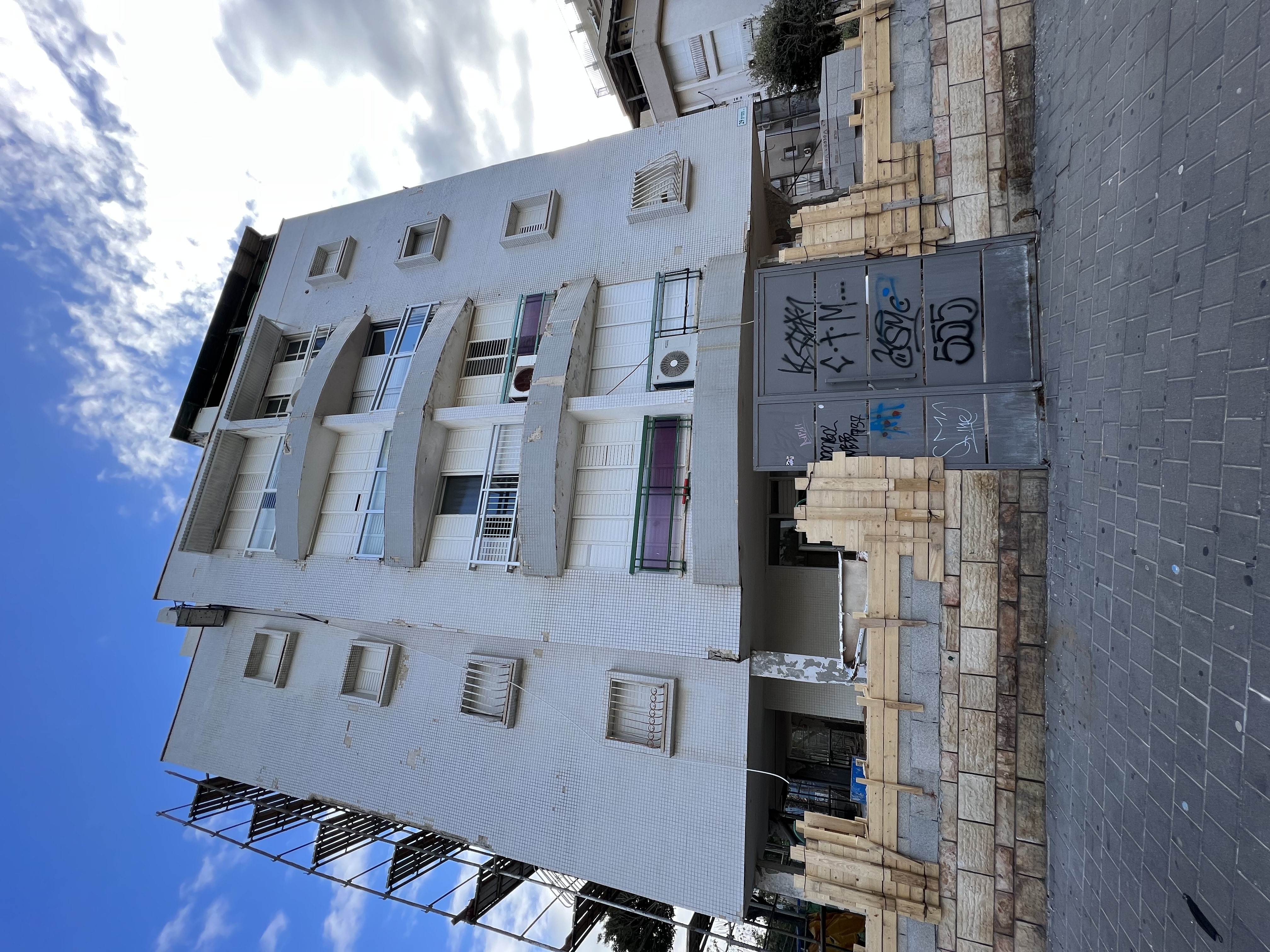 שיפוץ, שיקום וחידוש בניין ישן עם בניית מרפסות