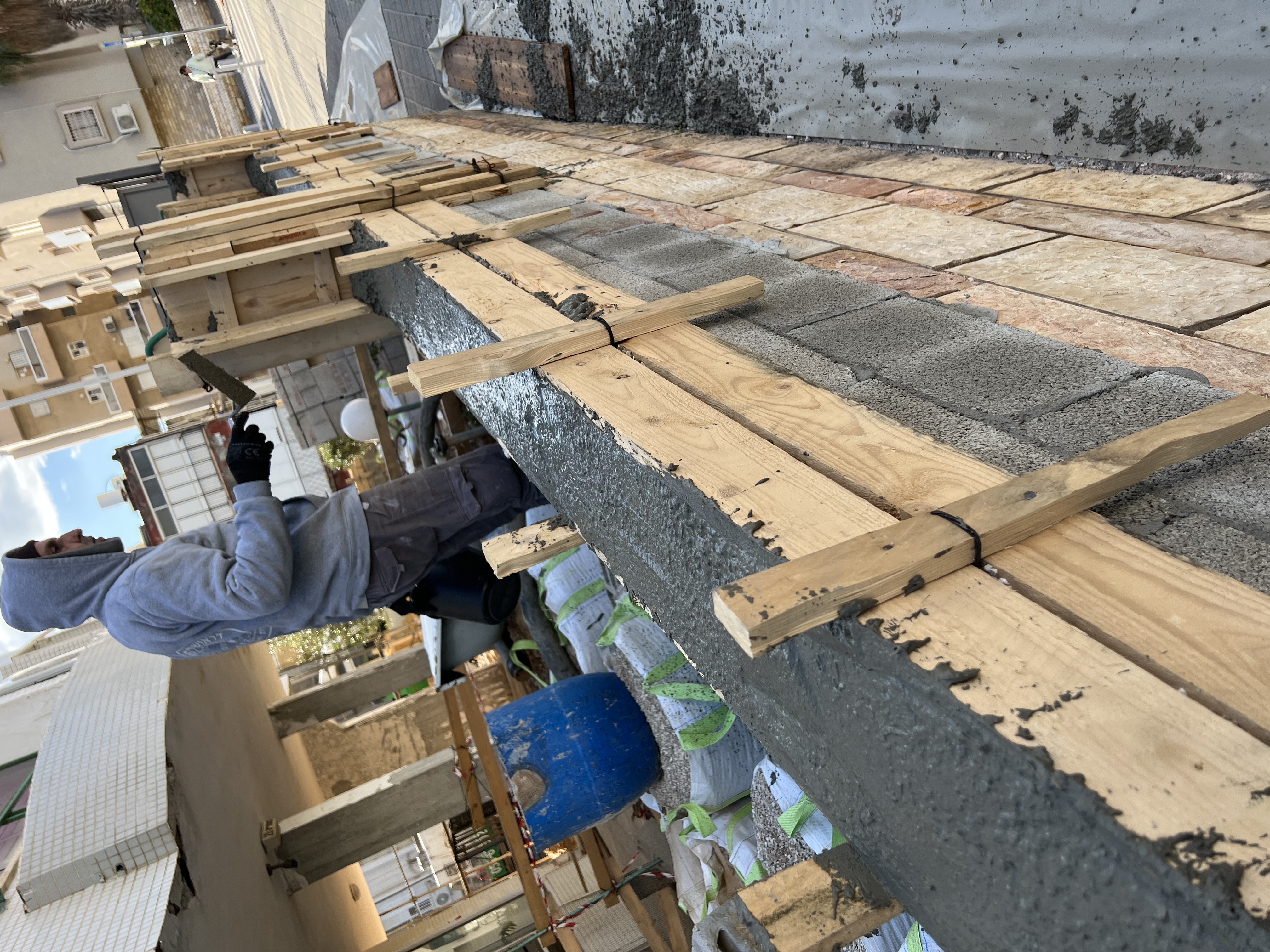 שיפוץ, שיקום וחידוש בניין ישן עם בניית מרפסות