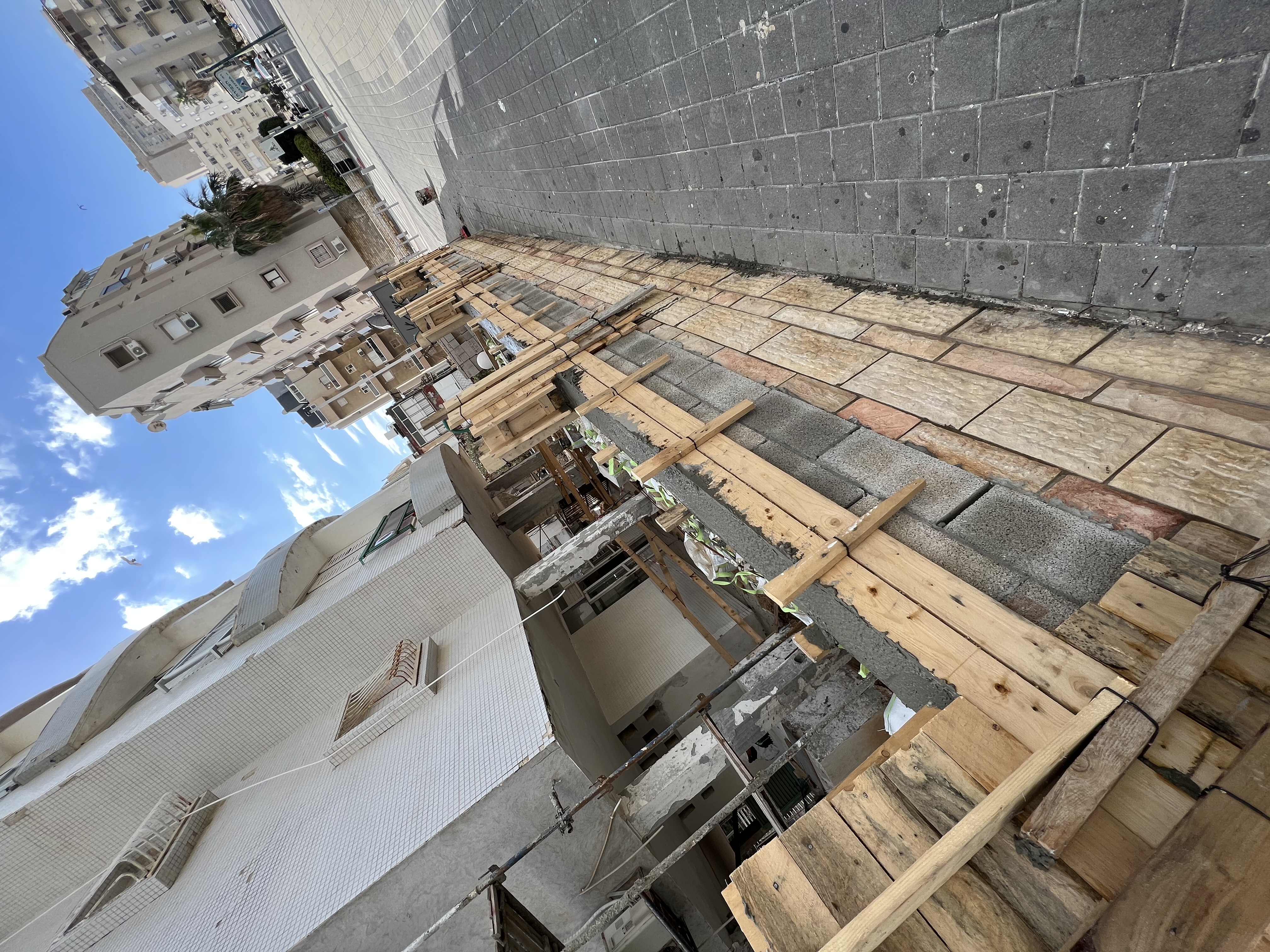 שיפוץ, שיקום וחידוש בניין ישן עם בניית מרפסות