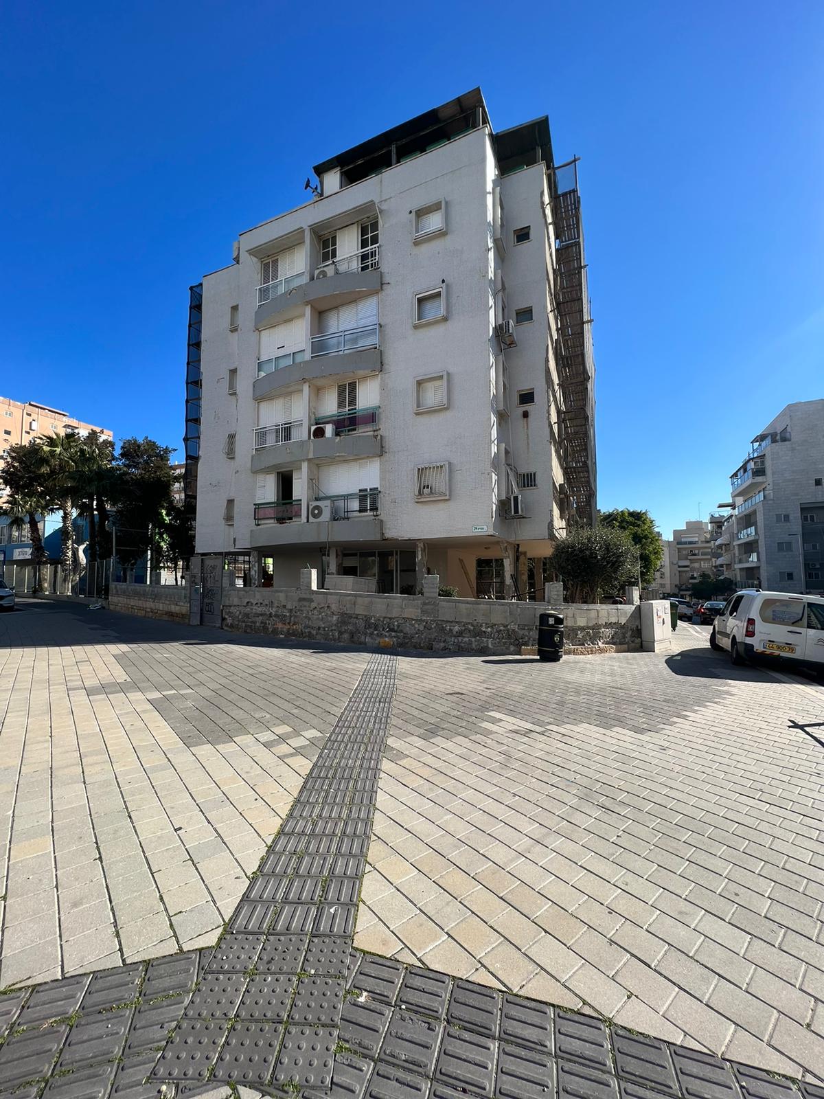 שיפוץ, שיקום וחידוש בניין ישן עם בניית מרפסות