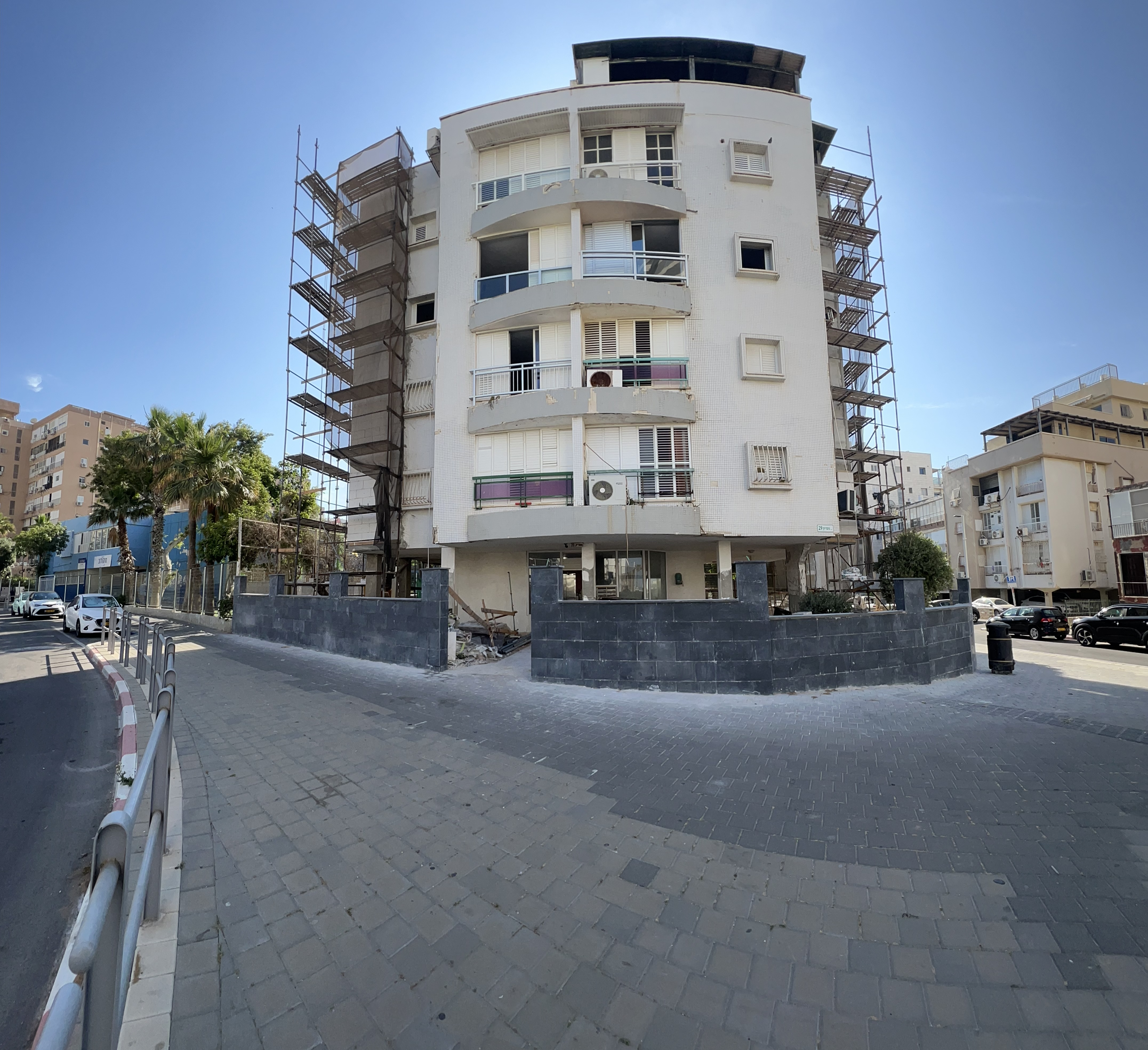 שיפוץ, שיקום וחידוש בניין ישן עם בניית מרפסות