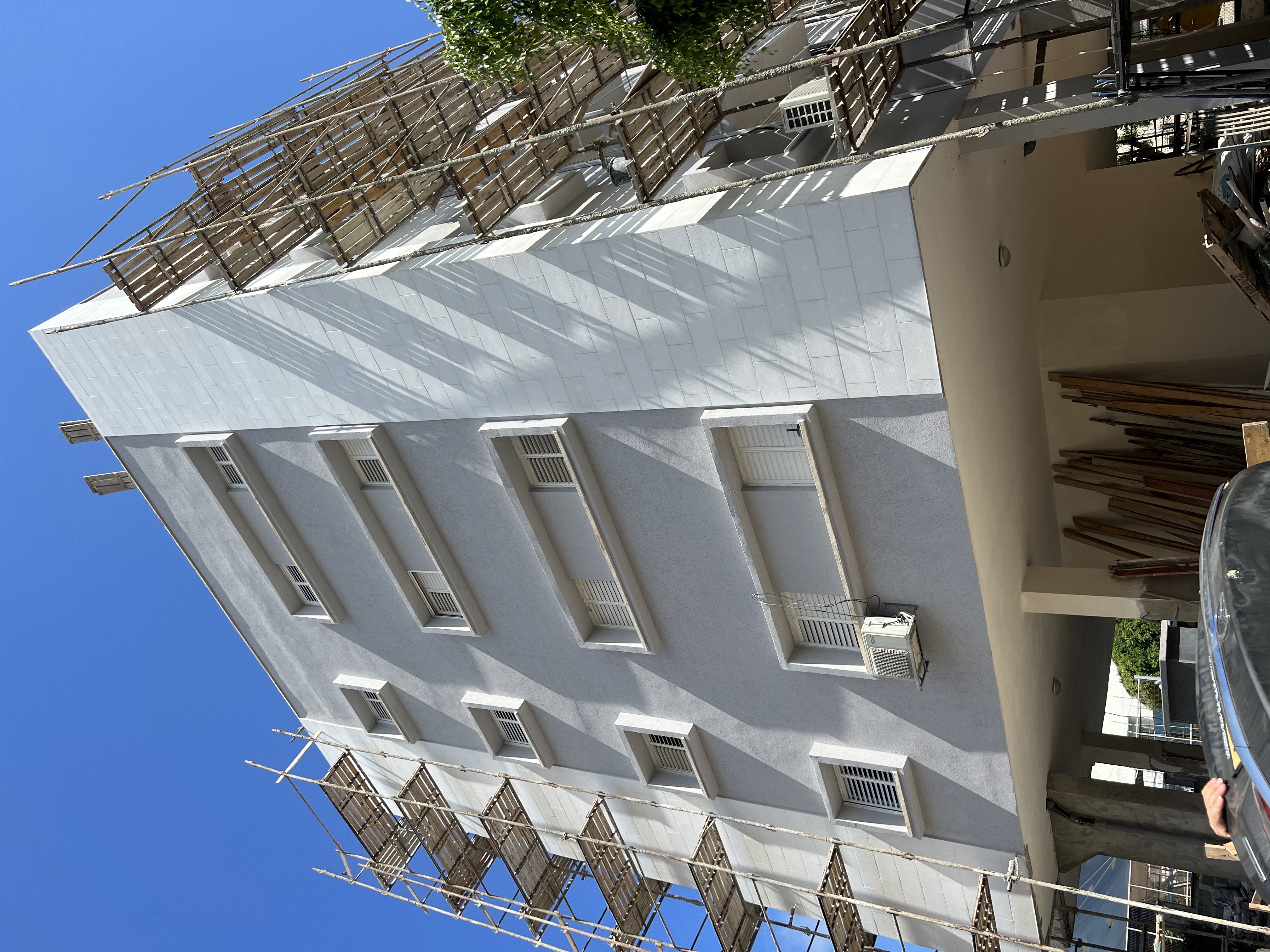 שיפוץ, שיקום וחידוש בניין ישן עם בניית מרפסות