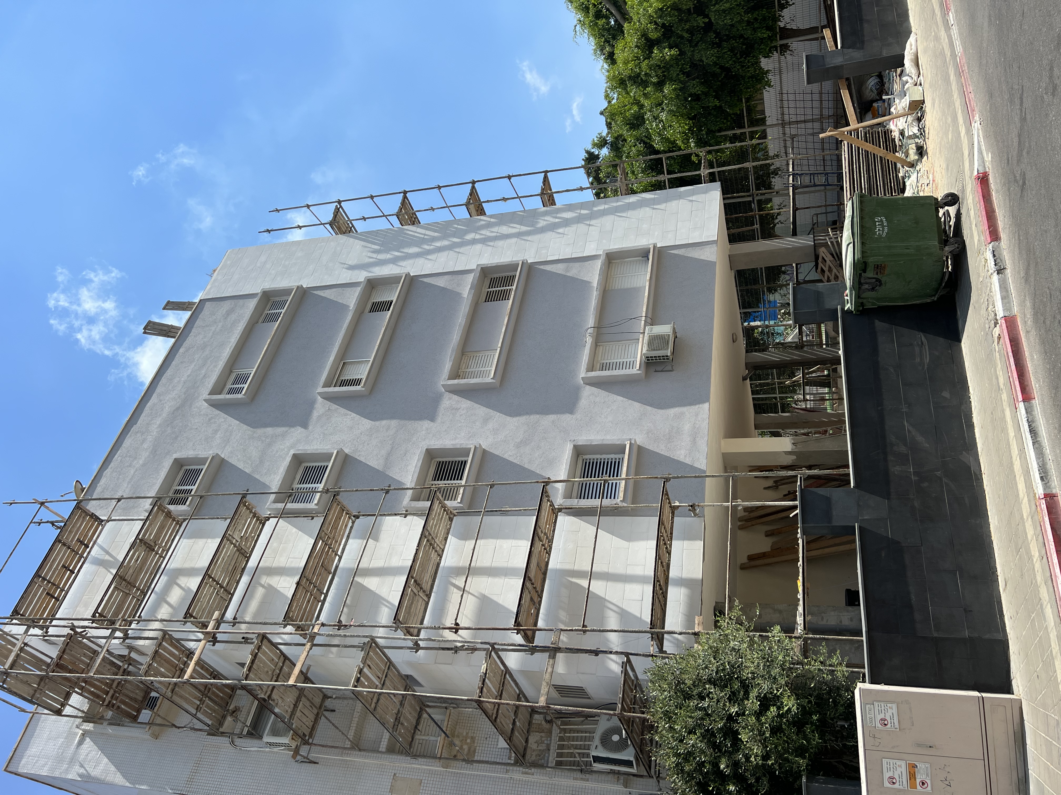 שיפוץ, שיקום וחידוש בניין ישן עם בניית מרפסות