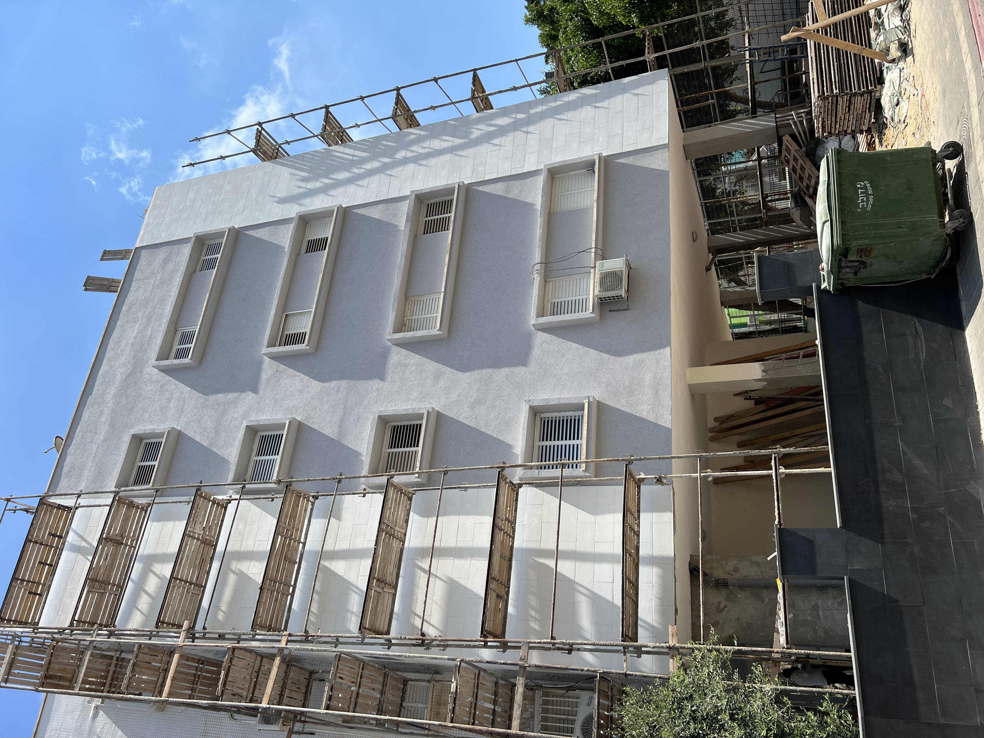 שיפוץ, שיקום וחידוש בניין ישן עם בניית מרפסות