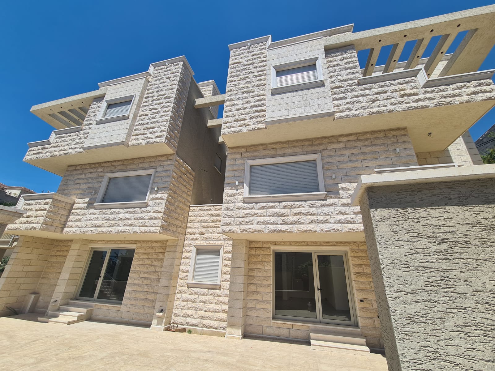 וילה דופלקס עם קליניקה בראמה