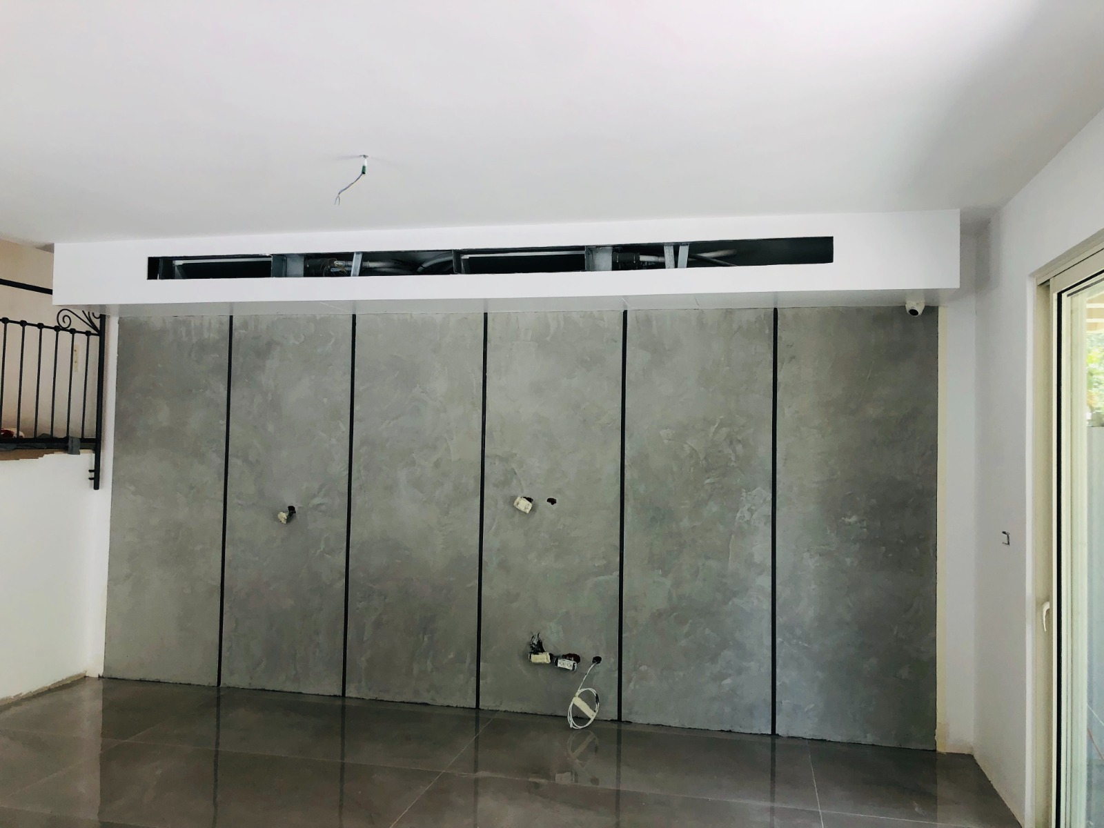 קיר סלון דקורטיבי מיקרוטופינג