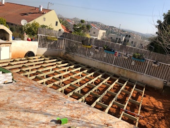 עבודת דק כ-70 מטר רבוע