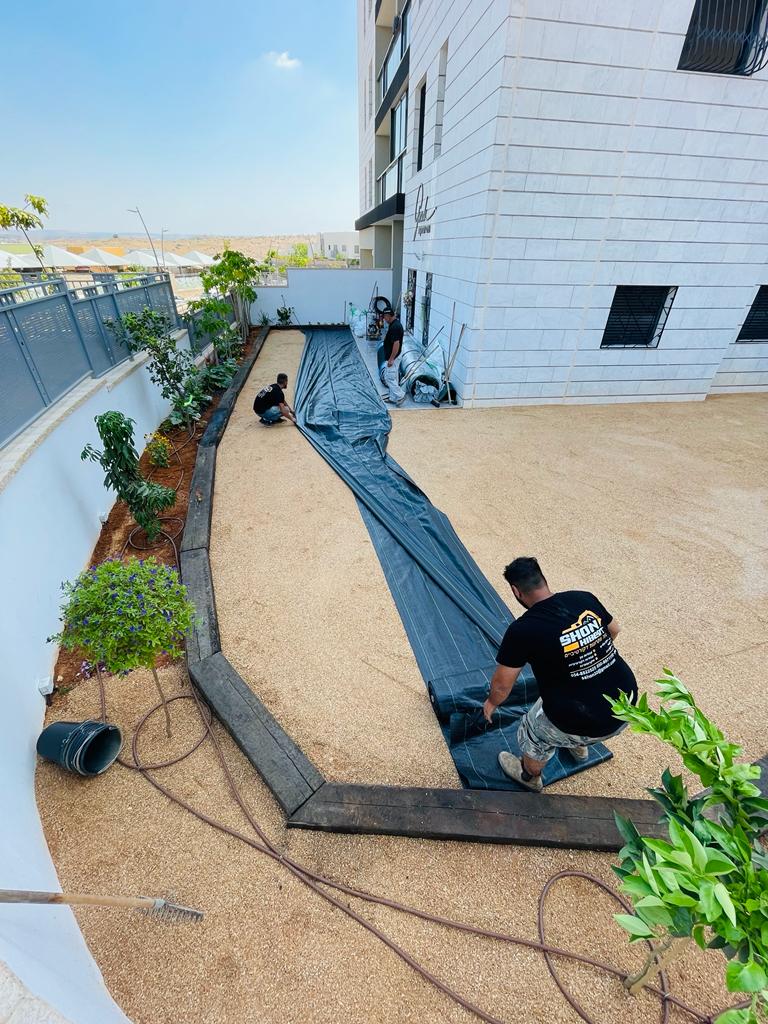 הקמת גינה , כולל מערכת השקיה ותאורה