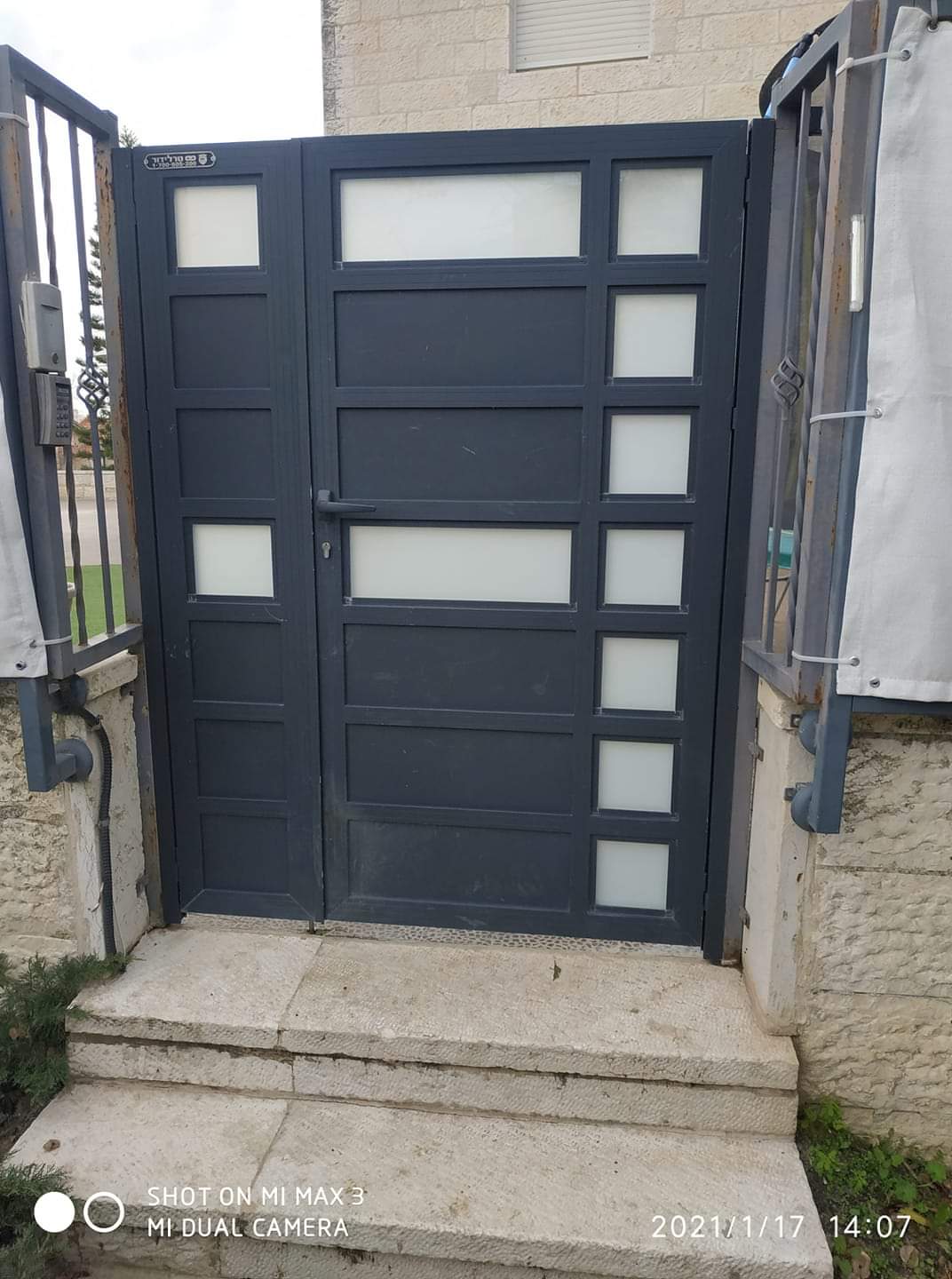 דלתות כניסה