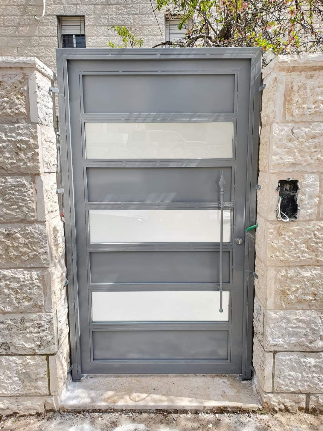 דלתות כניסה