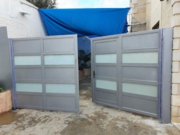 דלתות כניסה