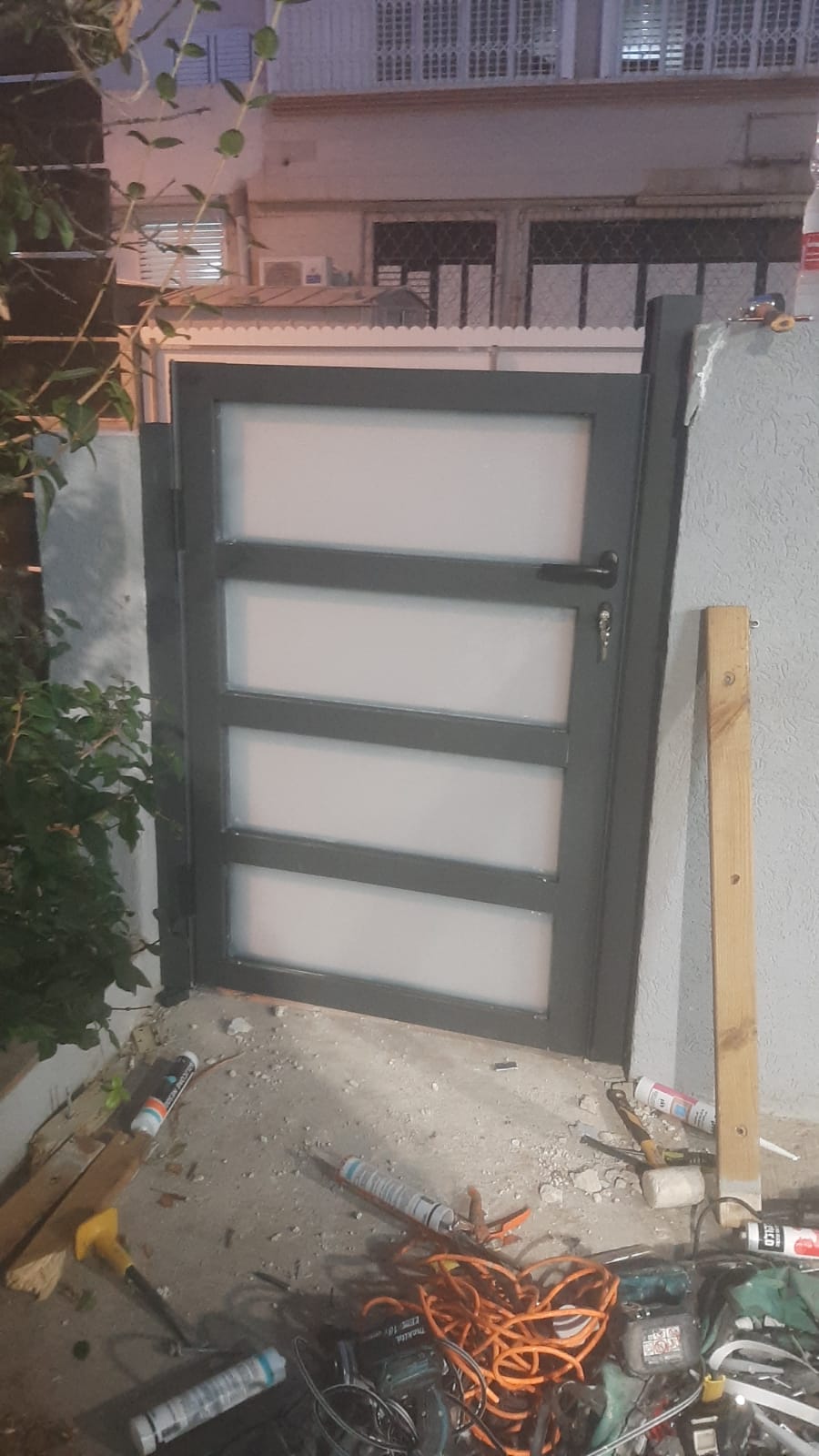 דלתות כניסה